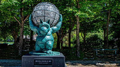 Statue de Geluck,- ON EN A PLEIN LE DOS  - Exposition 2021  sur les champs Elysées -PARIS